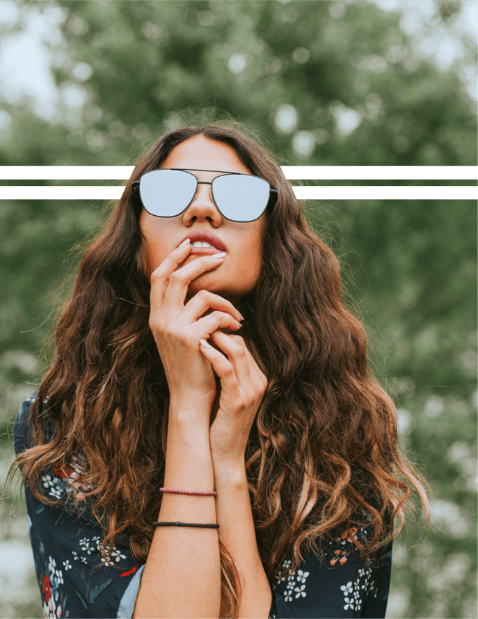 אישה עם משקפיים חושבת עם רקע של טבע